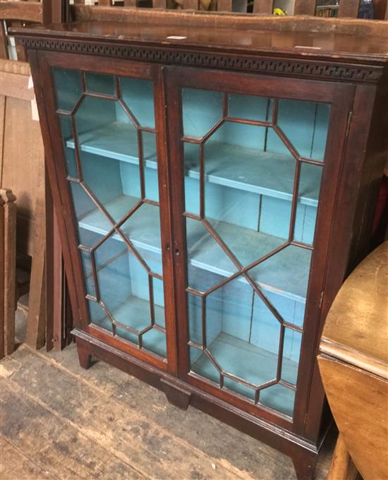 Mahogany 2 door display cabinet(-)